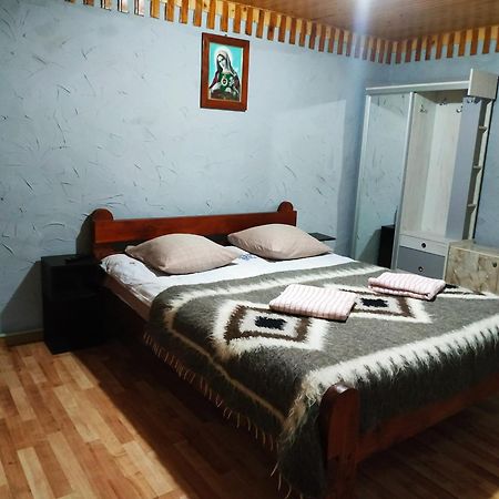 Hotel V Ulyanu à Yaremtche Extérieur photo
